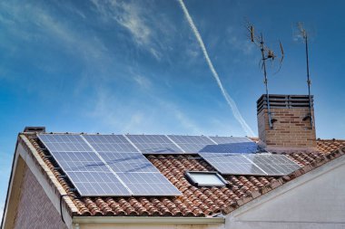 Çatılarda güneş panelleri olan evler.