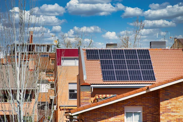 Çatılarda güneş panelleri olan evler.