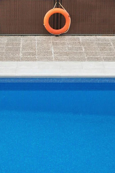 Canlı mavi suyu ve arka planda bir şamandırası olan bir yüzme havuzunun ayrıntıları.