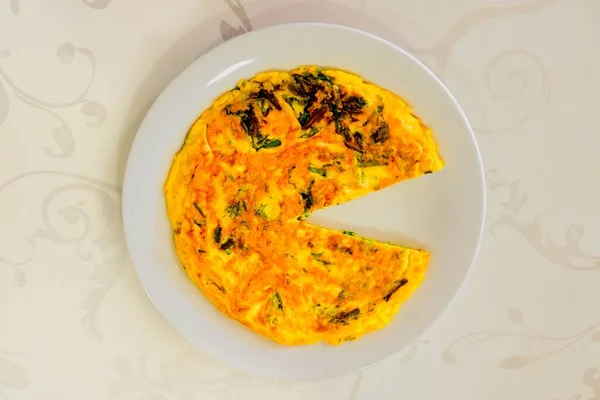 Lezzetli kuşkonmaz omletinin yakın görüntüsü..