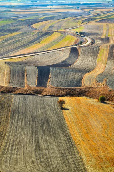 La Sagra, Toledo, İspanya 'da çeşitli renklerde geometrik ekin tarlaları bulunan hava manzarası.