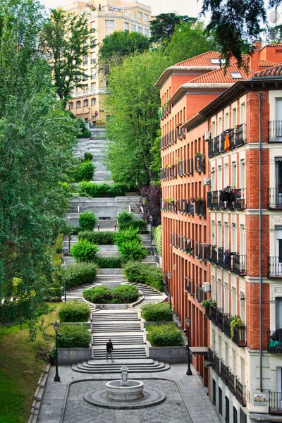 Madrid 'deki Cuesta de los Ciegos caddesinin manzarası