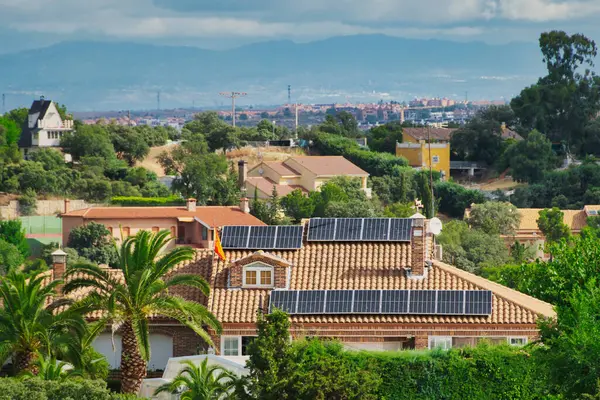 Madrid 'in (İspanya) eteklerindeki bir yerleşim bölgesinde, bazılarının çatılarında güneş panelleri olan evler..