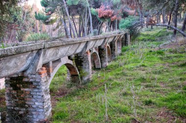 Eskiden La Arroyada deresinin kıyısında, Madrid 'de (İspanya) bulunan mısır gevreği fabrikalarına su sağlayan eski sulama kanalının kalıntıları.).