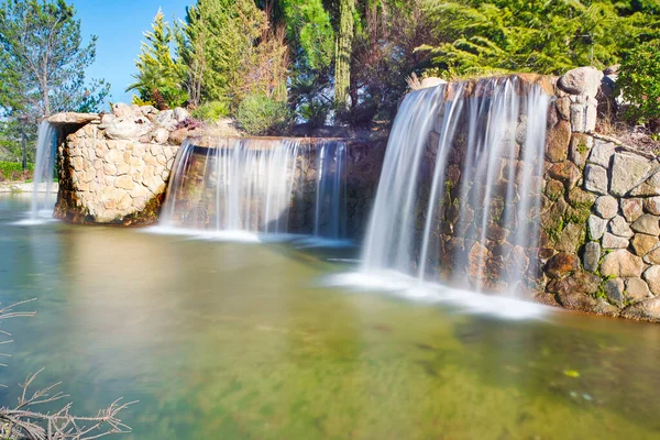Madrid 'in Arroyomolinos kentindeki bir parkta şelaleli bir gölet sergisi (İspanya).
