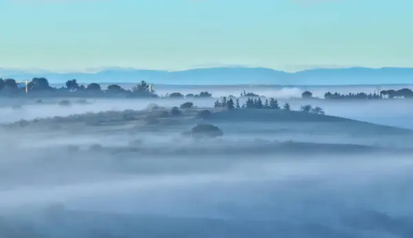 Arroyomolinos, Madrid 'de (İspanya) sis kütleli manzara).