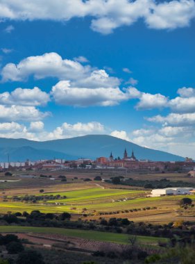 Arka planda Madrid 'in Navalcarnero şehrinin ve arka planda Guadarrama dağ sırasının bulunduğu ekin tarlalarının manzarası..