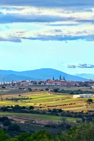 Arka planda Madrid 'in Navalcarnero şehrinin ve arka planda Guadarrama dağ sırasının bulunduğu ekin tarlalarının manzarası..