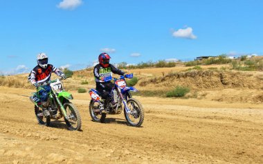 Casarrubios del Monte, Toledo / İspanya - 18 Eylül 2021: Casarrubios del Monte, İspanya 'da motosiklet yarışı yapan iki amatör binicinin görüntüsü.