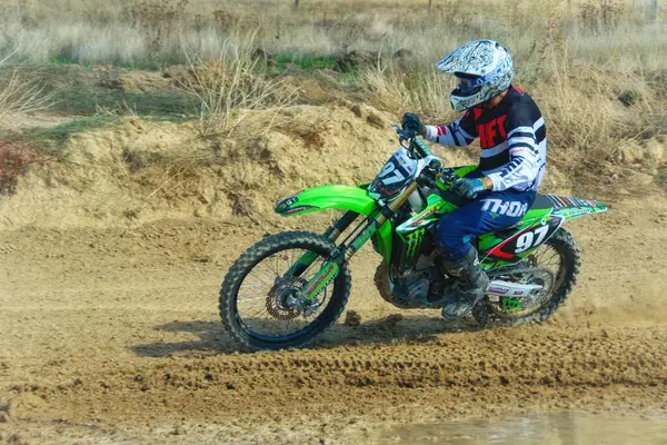 Casarrubios del Monte, Toledo / İspanya - 18 Eylül 2021: Çamurda hareket eden amatör bir motokros sürücüsünün görüntüsü.