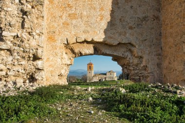 Kralların Hanımefendisi Kilisesi, terk edilmiş Caudilla, Toledo (İspanya) şehrinin şato harabelerinden görülmektedir.).