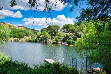Kanocular Alberche Nehri 'nin sularında, Picadas rezervuarında, Madrid' de kürek çekiyorlar.).