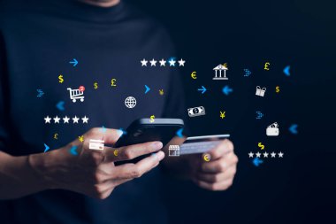 Çevrimiçi ödeme kavramı. Kredi kartlı cep telefonu kullanan işadamı, çevrimiçi bankacılık ve ödeme işlemi, mobil bankacılık ağı, dijital pazarlama, iş teknolojisi, çevrimiçi alışveriş,