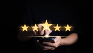 Müşteri memnuniyet değerlendirmesi anket konsepti. Kullanıcı, cep telefonu uygulamalarında mükemmel bir deneyime sahip servise derecelendirme verir, müşteri iş itibarının kalitesini değerlendirir.