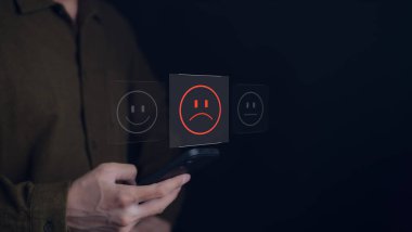 Üzgün Duygu Yüzlü Mutsuz Müşteri akıllı telefon ekranında, Tatmin Olmama Deneyimi, Kötü Geri bildirim Yorumu. Düşük not, kötü kalite, olumsuz değerlendirme, Müşteri memnuniyeti inceleme konsepti.