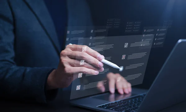 Biznesmen Korzystający Laptopa Przeprowadzając Ankietę Online Wypełniając Cyfrową Listę Kontrolną — Zdjęcie stockowe