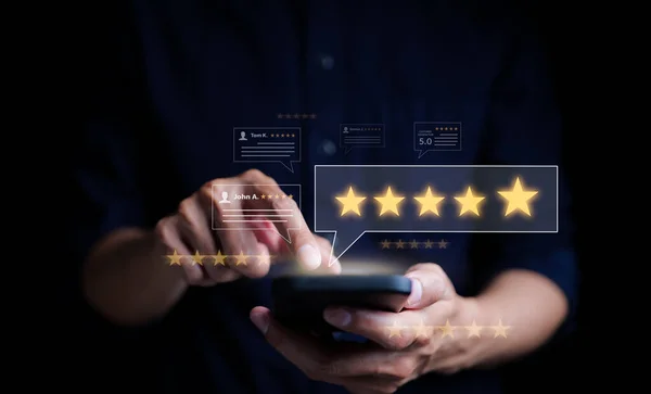 顧客満足度フィードバック調査の概念 ユーザーは 携帯電話アプリケーションで優れたサービス経験に評価を与え クライアントは ビジネスのサービス評判ランキングのサービス品質を評価します — ストック写真
