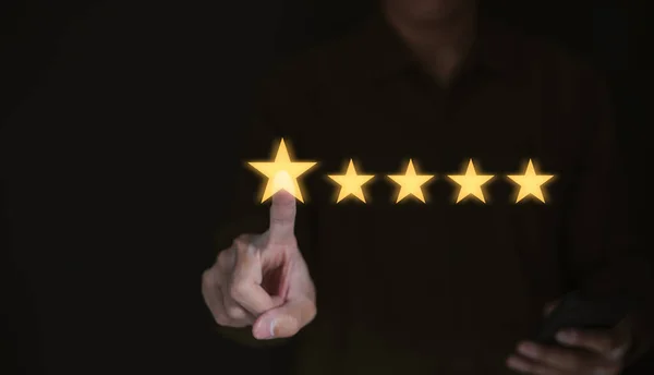 Müşteri Hizmetleri Deneyimi Memnuniyeti Anketi Adamı Yıldızlı Bir Ekran Ile — Stok fotoğraf