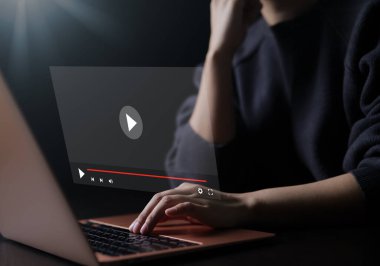 Sanal ekranda çevrimiçi yayın yapmak için bilgisayar kullanan, İnternet 'te video izleyen, canlı içerik, içeriği gösteren veya öğreten, online, canlı konser, çevrimiçi yayın, dijital medya, webinar,