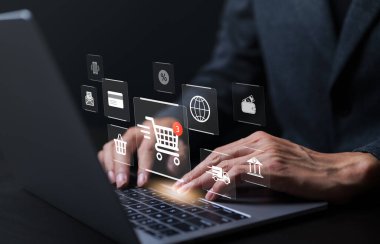 İş adamı dizüstü bilgisayarını kullanarak ikon alışveriş arabası, kredi kartı, teslimat kamyonu, banka, alışveriş sepeti, online alışveriş ve e-ticaret teknolojisi konsepti için cüzdan siparişi veriyor..