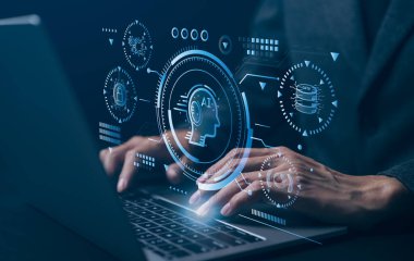 Yapay zeka veya yapay zeka teknolojisiyle sohbet et. Akıllı bir yapay zekayla konuşan bir iş adamı dizüstü bilgisayar kullanıyor. Gelecekçi teknoloji, otomatik sohbet robotu, Smart Ai