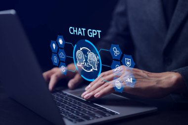 Yapay zeka veya yapay zeka teknolojisiyle sohbet. Akıllı bir yapay zekayla sohbet eden bir dizüstü bilgisayar kullanan iş adamı. OpenAI tarafından geliştirildi. Gelecekçi teknoloji.