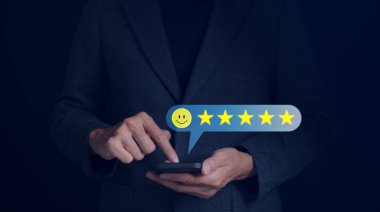 Kullanıcı akıllı telefon uygulamasındaki hizmet deneyimine 5 yıldız verdi. Hizmet kalitesini de iş sıralamasına göre değerlendirin. Müşteri memnuniyeti değerlendirme anketi konsepti.