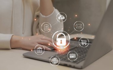 Dizüstü bilgisayar kullanan bir kadın. siber güvenlik konsepti, kullanıcı gizliliği güvenliği ve şifreleme, güvenli internet erişimi gelecek teknolojisi ve sibernetik, asma kilitli ekran, internet güvenliği,