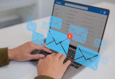 Haber ve e-posta pazarlama kavramı, iş adamı e-posta okuyor ve dizüstü bilgisayarda yeni e-posta uyarısı, iş yerindeki küresel mektuplara iletişim mesajı, çevrimiçi sohbet sosyal metni, yeni ileti alıyor,