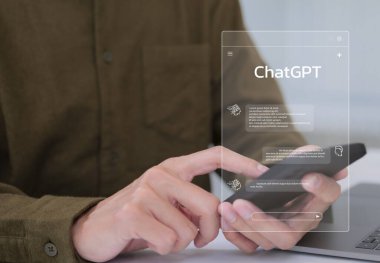 Yapay zeka veya yapay zeka teknolojisiyle sohbet. Akıllı yapay zekayla akıllı telefon konuşmaları yapan bir iş adamı. OpenAI tarafından geliştirildi. Fütürist teknoloji. otomatik sohbet robotu