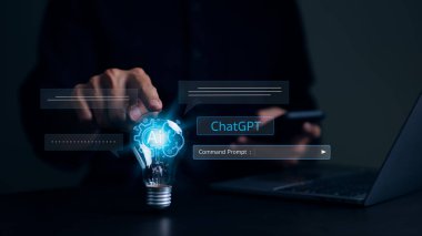 Ai Tech, iş adamı akıllı telefonlar kullanıyor ve ampullere dokunuyor. Yapay Zeka 'dan ChatGPT' ye. Komut komutu kullanarak bir şey üretebilirsiniz, gelecekteki teknoloji dönüşümü. Sohbet robotu,
