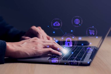 Siber güvenlik konsepti, iş adamı dizüstü bilgisayar kullanıyor. kullanıcı gizliliği güvenliği ve şifreleme, güvenli İnternet erişimi Gelecek teknolojisi, sibernetik, internet güvenliği, veri koruması, asma kilit simgesi,