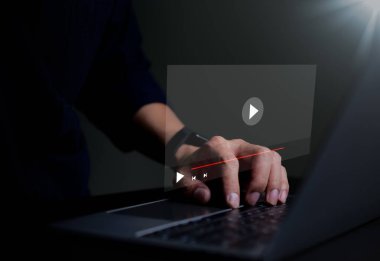 İnsan sanal ekranda çevrimiçi yayın yapmak için bilgisayar kullanır, internetten video izler, canlı içerik izler, içeriği gösterir veya öğretir, çevrimiçi olarak içerir, canlı konser, çevrimiçi yayın, medya dijital gösterir, webinar,