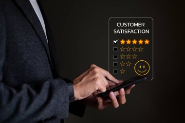 Müşteri memnuniyet değerlendirmesi anket konsepti. Kullanıcı, cep telefonu uygulamalarında mükemmel bir deneyime sahip servise derecelendirme verir, müşteri iş itibarının kalitesini değerlendirir.