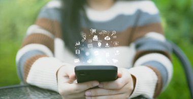 Medya simgeleri ve sembolleriyle el ele tutuşan kadın, günlük hayatta internet kullanma kavramı.
