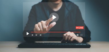 Fare ve klavye bilgisayarını internet üzerinden yayın yapmak için kullanan insanların elleri, İnternet 'te video izlemek, canlı konser, gösteri veya öğretim, çevrimiçi eğitim, içerik yaratıcısı. yayın teknolojisi,