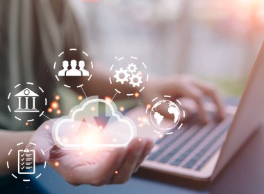 İş adamı eli sanal ekran bulut hesaplama diyagramını gösteriyor. Dijital bilgi veritabanı, bulut teknolojisi. Veri deposu. gelecekteki platform, ağ ve internet hizmeti kavramı.