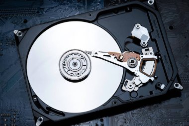 Dahili hard disk HDD 'nin içinde. Bilgisayardan sökün. yedekleme verileri, veritabanı kurtarma ve aygıt onarım servisi,