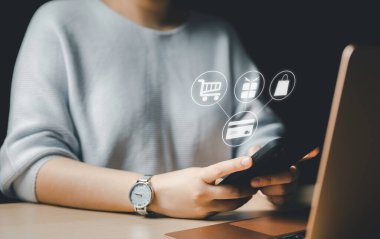 Kadınlar evde akıllı telefon kullanıyor, iş kadınları online alışveriş yapıyor, e-ticaret uygulaması, internet bankacılığı, para harcıyor, ev kavramından çalışıyor, Asyalı kadınlar.