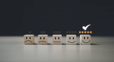 En iyi anket. Müşteri derecelendirme hizmeti. Ağaç bloğu küpünden gülen bir yüz seçer. Memnuniyet araştırması. Beş yıldızlı güzel karşılaştırma.