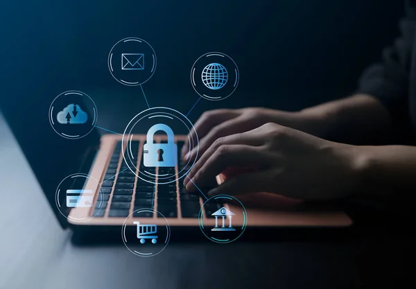 Siber güvenlik kavramı, dizüstü bilgisayar kullanan bir kadın. kullanıcı gizliliği güvenliği ve şifreleme, güvenli İnternet erişimi Gelecek teknolojisi, sibernetik, internet güvenliği, veri koruması, asma kilit simgesi,