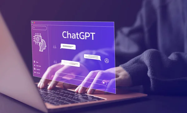 Yapay zeka veya yapay zeka teknolojisiyle sohbet. Akıllı bir yapay zekayla sohbet eden dizüstü bilgisayar kullanan bir kadın istediği cevapları soruyor. OpenAI tarafından geliştirildi.