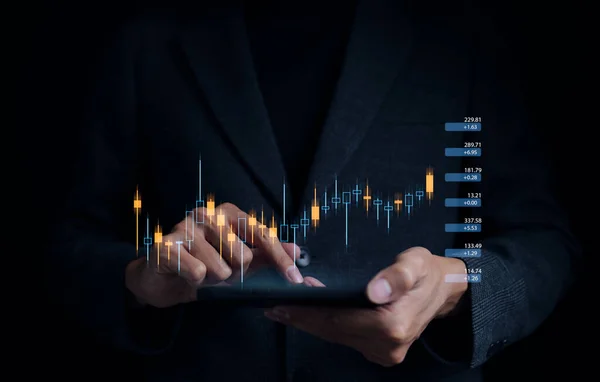 ビジネスマンやトレーダーの手は 取引への投資を示す スマートフォン上で成長している仮想ホログラム株式を示しています 投資管理の概念です 戦略ファイナンス成功の富 — ストック写真