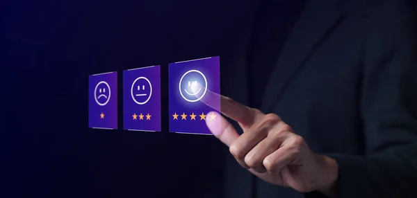 Umfragekonzept Zur Kundenzufriedenheit Geschäftsmann Drücken Smile Face Emoticon Verleiht Bewertung — Stockfoto