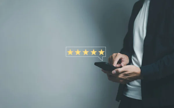 顧客は スマートフォンでのサービス体験に5つ星の評価を与え ビジネスの評判ランキングにサービスの品質を評価します 顧客満足度フィードバック調査の概念 — ストック写真
