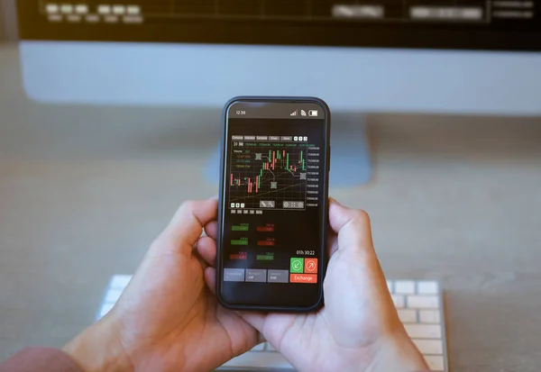 Mão Empresário Comerciante Investidor Analista Segurando Smartphone Olhando Para Análise — Fotografia de Stock
