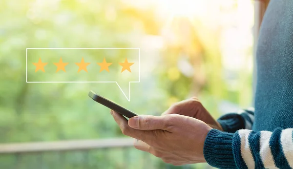 顧客満足度フィードバック調査の概念 顧客は スマートフォン上のサービスの経験に評価5つ星を与えます ビジネスの評判ランキングにサービスの品質を評価 — ストック写真