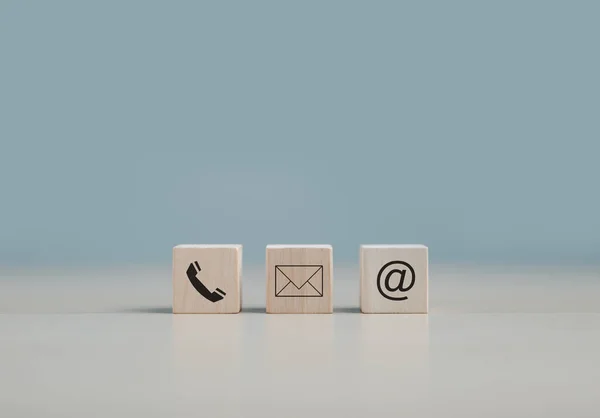 Müşteri destek hattı bizimle bağlantıya geçin. E- posta, telefon, adres ve Sohbet mesaj simgeleriyle küp tahtası. Web sitesi sayfası bizimle bağlantı kurar veya e-posta pazarlama kavramı, kopyalama alanı.