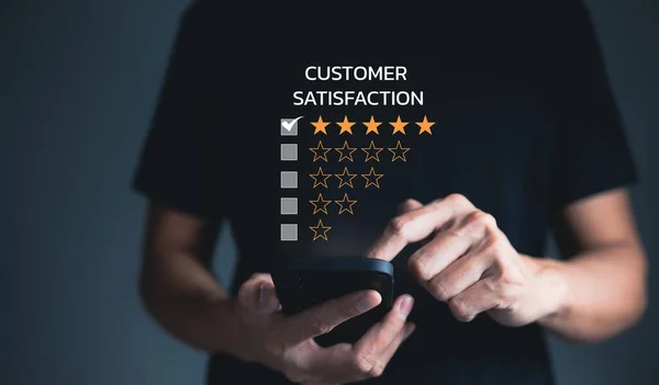 顧客レビューの満足度フィードバック調査の概念は ユーザーがオンラインアプリケーション上のサービスの経験を評価を提供し 顧客はビジネスの評判につながるサービスの品質を評価することができます — ストック写真