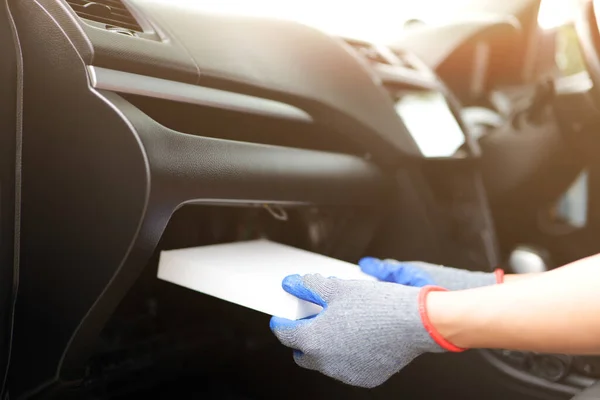 Kabin Hava Filtresi Değiştirme, kabinde bir süre kullanıldıktan sonra kirli olan hava filtresi. Otomotiv kliması, arabada toz ve arıza, araba bakımı ve bakım konsepti.